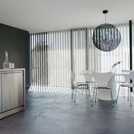 Flächenvorhänge und Vertikalanlagen