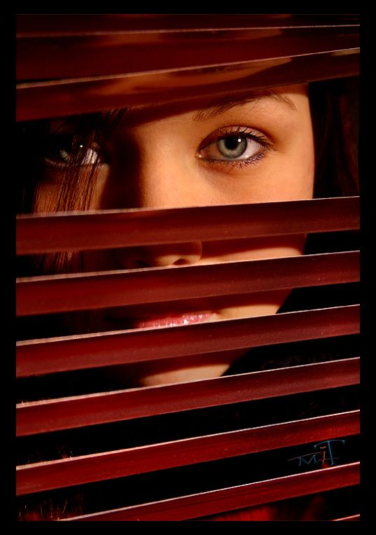 Frau hinter Rollade